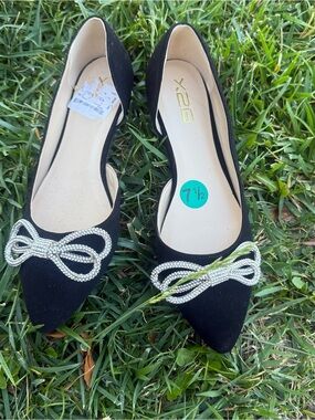 Women's Black Pointed Toe Flats with Crystal Bow